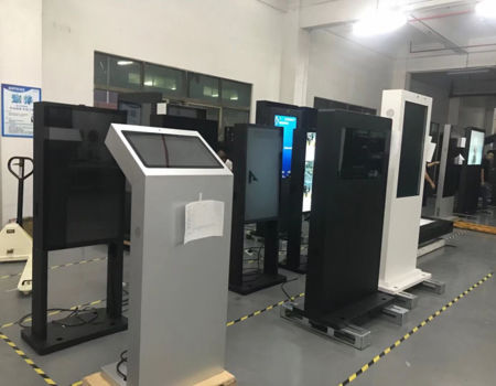 China Outdoor 43 inch interactive display table with touch screen on ...