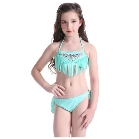 Jeune fille en best sale mini maillot de bain