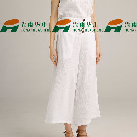 China Los pantalones piratas de la moda de la señora en 100%cotton las  telas, Cocos abotonan en la cintura delantera y las piernas anchas  encendido Global Sources,Capri,Los pantalones de las mujeres anchas
