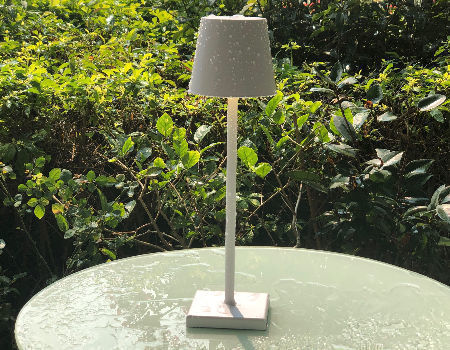 Achetez en gros Oem & Odm Lampe De Bureau En Gros Lampe De Table  Décorative Sans Fil Led Pour Jardin Et Intérieur Chine et Lampe De Table  Sans Fil Led à 18.4