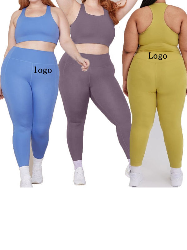 plus size women in leggings
