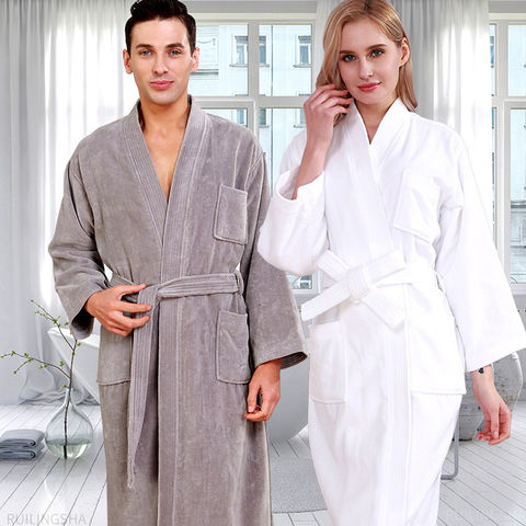 La mujer en el interior del hotel de lujo de toalla de microfibra de  señoras la moda Unisex albornoz - China Dormir de alta calidad y Custom  albornoz precio