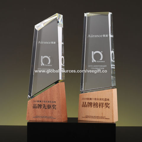Compre Trofeo De Cristal En Blanco K9, Trofeos Personalizados De Cristal  Con Grabado Láser 3d Para Regalo De Negocios y Trofeo de China por 15 USD