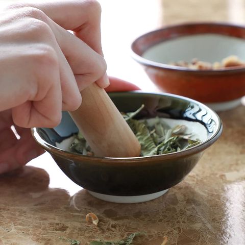 Vaisselle japonaise en ligne: baguettes en bois, bol à sauce