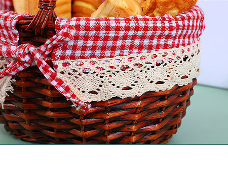 Premier Housewares 1901048 Picnic Basket Bread Basket Wicker Basket Oval  Hamper Baskets For Gifts Lining Woven Basket Red H14x W27x D19