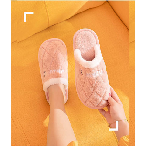 Pantoufles d'intérieur en coton avec motif de dessin animé, jolies pantoufles chaudes pour le sol avec motif ananas et ours