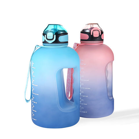 Botella de agua deportiva. botella de plástico para gimnasio