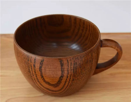 Taza de cerámica con mango de madera natural y acero inoxidable