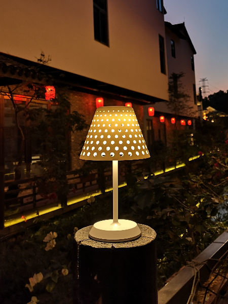 Mesh Hole minimalist outdoor tabl lamps cordless hotel restaurant home deco metal Rechargeable lamp supplier