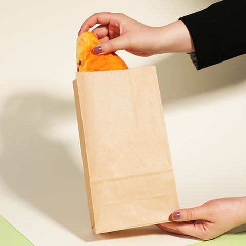 Bolsa de papel de supermercado con comida