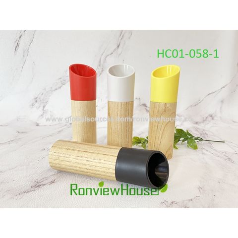 Moulins à sel et à poivre, broyeurs à sel et à poivre en bois et plastique, différents modèles et couleurs.