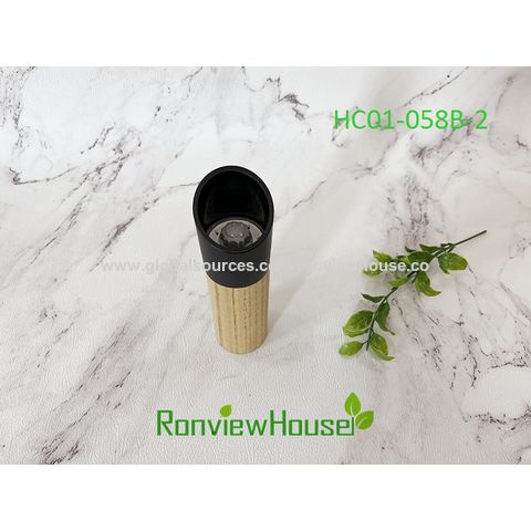 Moulins à sel et à poivre, broyeurs à sel et à poivre en bois et plastique, différents modèles et couleurs.