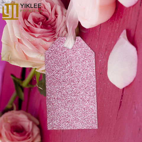 boîte carton rose avec paillettes décoratives pour une fête d'anniversaire