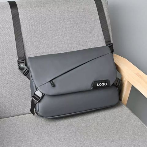 Atacado Nova Moda Bolsa de Peito Impermeável Sling Masculina Pequena Bolsa de Ombro Crossbody Design de Luxo Logotipo Bolsa Mensageiro