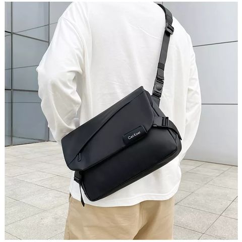 Atacado Nova Moda Bolsa de Peito Impermeável Sling Masculina Pequena Bolsa de Ombro Crossbody Design de Luxo Logotipo Bolsa Mensageiro