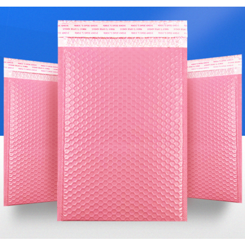 Bolsas de mailling con logotipo personalizado sobre acolchado rosa con burbujas de polietileno