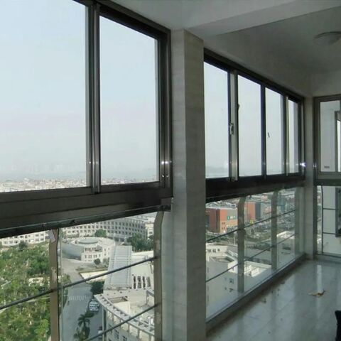 Châssis en aluminium fenêtre coulissante en verre réfléchissant avec  moustiquaire - Chine Vitre coulissante de profilé en aluminium, Fenêtre  moustiquaire en aluminium