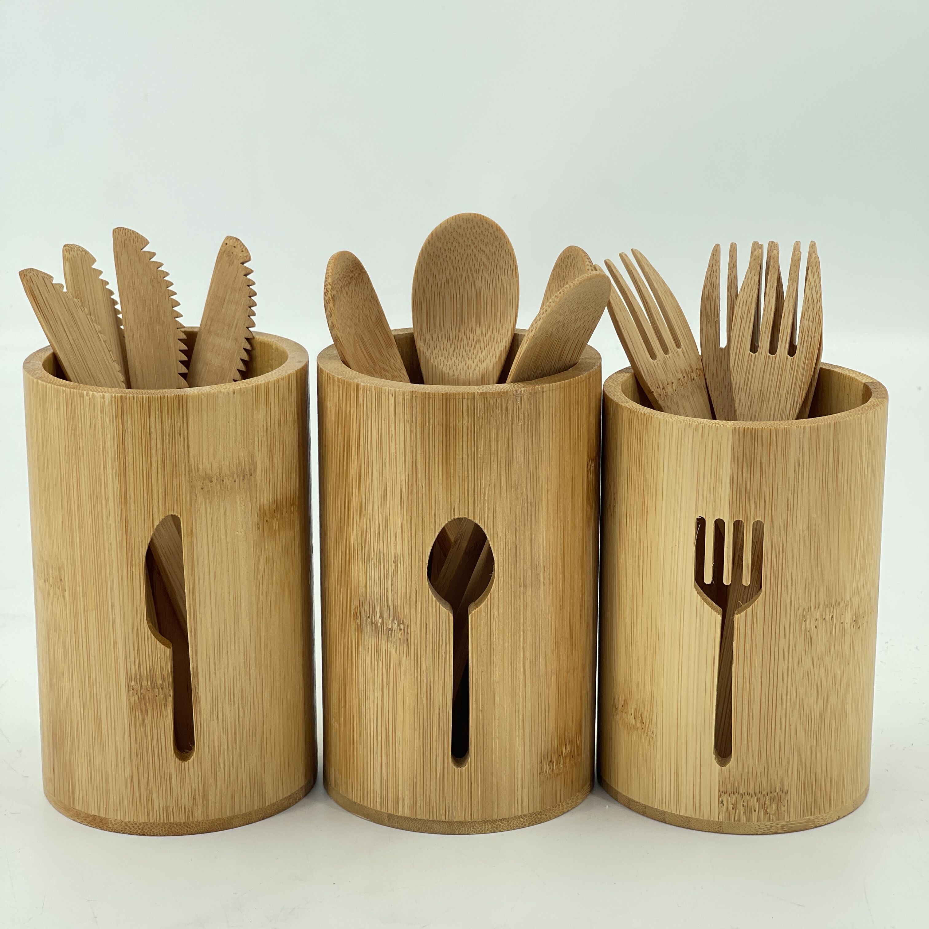 Assiette, Cuillère Et Fourchette En Bois Naturel Sur Un Support En Bambou.