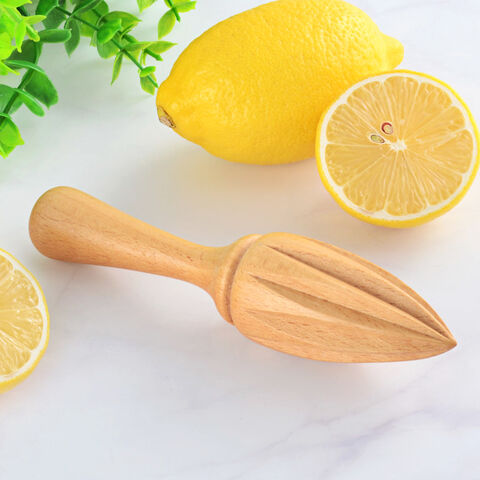 Exprimidor de limón sobre mesa de madera