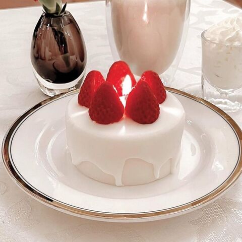 Strawberry Birthday Cake. Use strawberries to hold candles. | Strawberry  birthday cake, Cupcake cakes, Cake