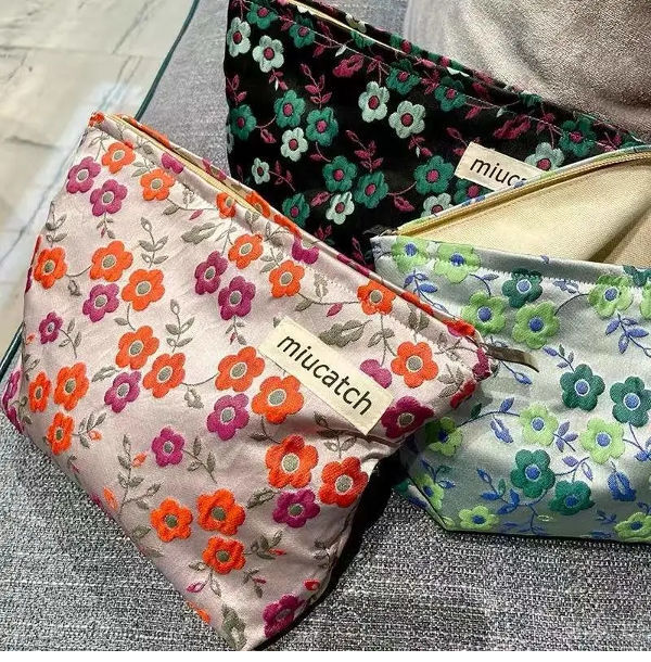 Makeup Cosmetic Bag PVC Zipper Pouch Pencil Pouch, PVC Gift Bags, Packaging  Bags, Plastic Storage Bags - China Mekeup Cosmetic Bag and PVC Zipper Pouch  price