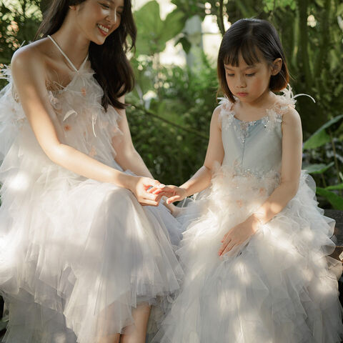 Vestido de lujo plateado con plumas de lentejuelas para niña