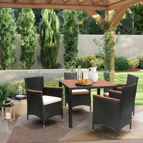 Ensemble de salle à manger pour patio extérieur Besto1 + 4 en osier et bois, chaises avec accoudoirs incurvés en bois et coussins