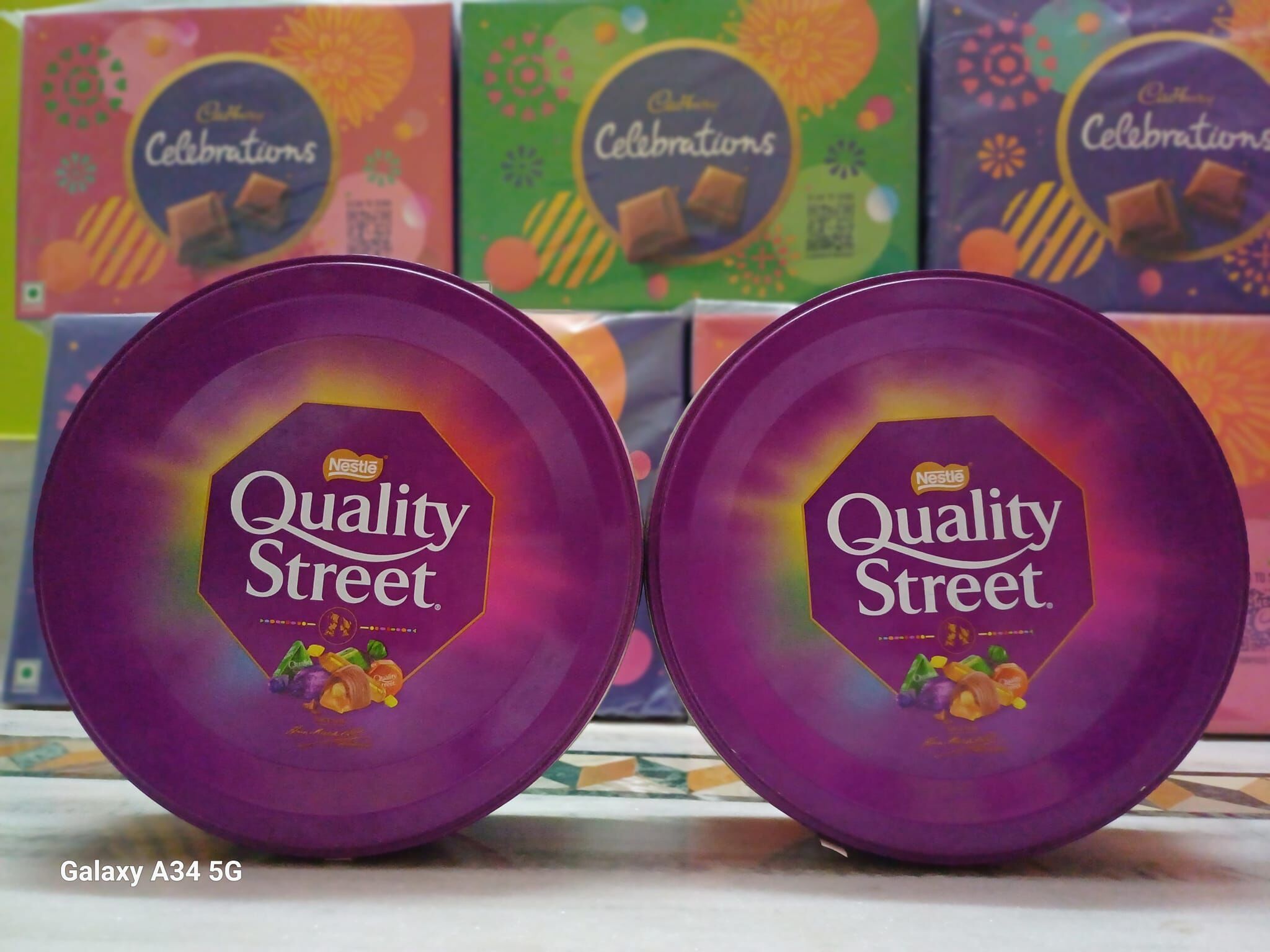 希少！Quality Street Chocolate シルバー缶 810EMjsAhTL._UF350,350_QL50_.jpg