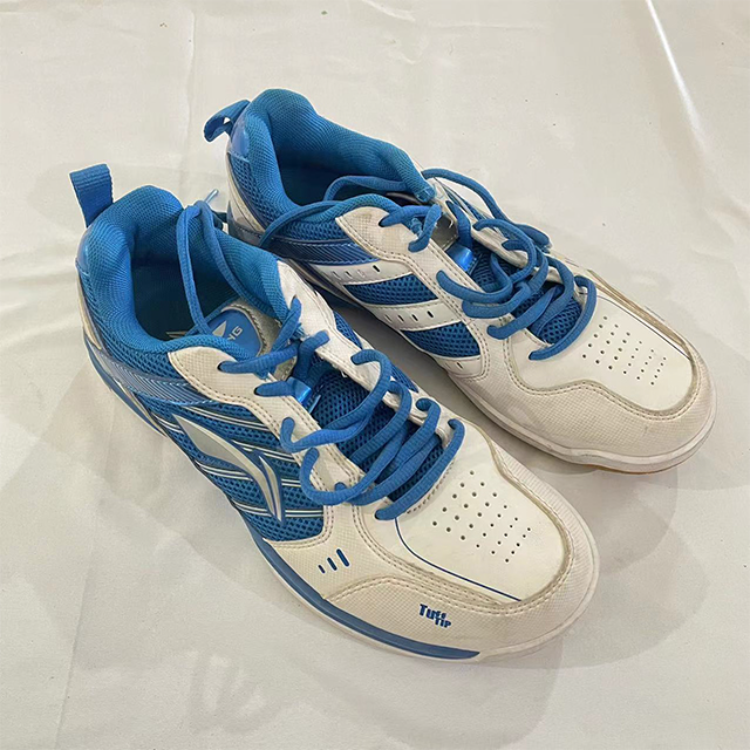 Used tennis deals shoes wholesale