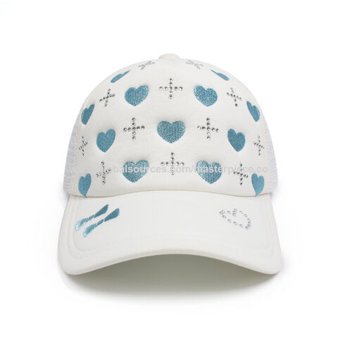 Gorra de béisbol blanca de moda para verano con bordado de corazón azul, pedrería termoadhesiva, forro de esponja y malla transpirable. Gorra deportiva de color claro.