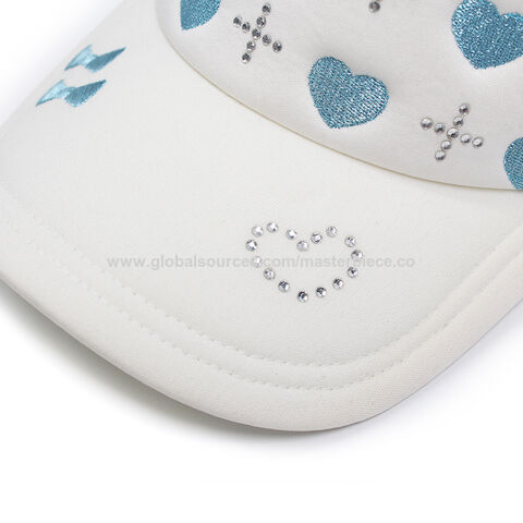 Gorra de béisbol blanca de moda para verano con bordado de corazón azul, pedrería termoadhesiva, forro de esponja y malla transpirable. Gorra deportiva de color claro.