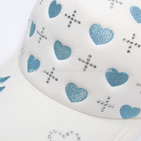 Gorra de béisbol blanca de moda para verano con bordado de corazón azul, pedrería termoadhesiva, forro de esponja y malla transpirable. Gorra deportiva de color claro.