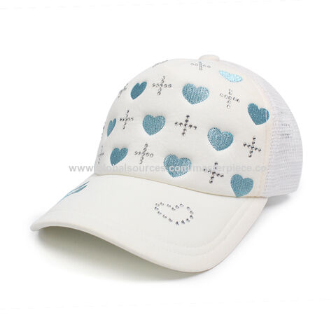 Gorra de béisbol blanca de moda para verano con bordado de corazón azul, pedrería termoadhesiva, forro de esponja y malla transpirable. Gorra deportiva de color claro.