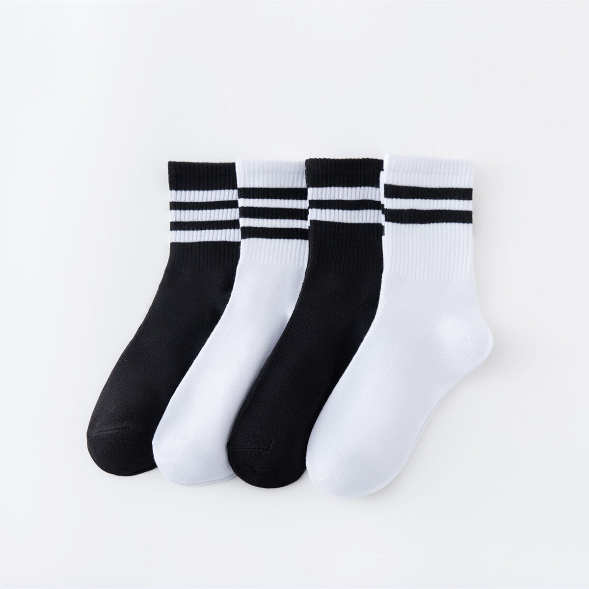 Compre Calcetines De Diseño A Rayas Calcetines De Algodón Blanco Y Negro  Pareja Calcetines De Tubo Medio Al Por Mayor y Calcetines de China por 0.2  USD