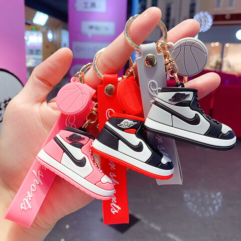 Kaufen Sie China Großhandels-Hersteller 3d Sneaker Hängende Ornamente Schlüssel  Anhänger Kunden Spezifisch Kreative Schuhe Weiche Pvc-schlüssel Anhänger  und Schlüssel Anhänger 3d Großhandelsanbietern zu einem Preis von 0.75 USD