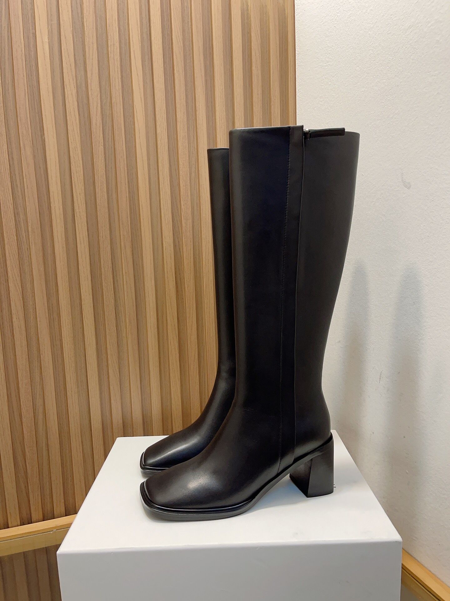 2021 New Style Luxury Replicas Popular Name Brand Woman Boots - China Boots  and Woman Shoes price