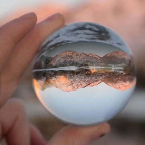Lente de Cristal K9 de 60mm de Máxima Calidad para Fotografía con Soporte Dorado - Lensball al por mayor