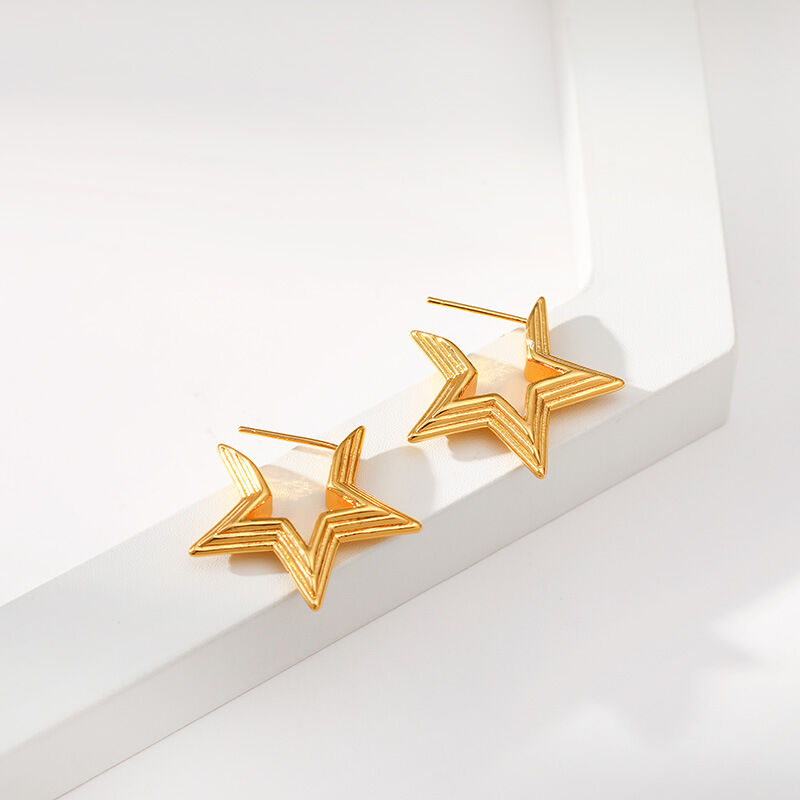 Kaufen Sie China Großhandels-Sisslie Französische Nische Eröffnung Retro  Prägung Gold Star Stud Ohrringe Für Frauen und Edelstahl Ohrringe  Großhandelsanbietern zu einem Preis von 1.25 USD