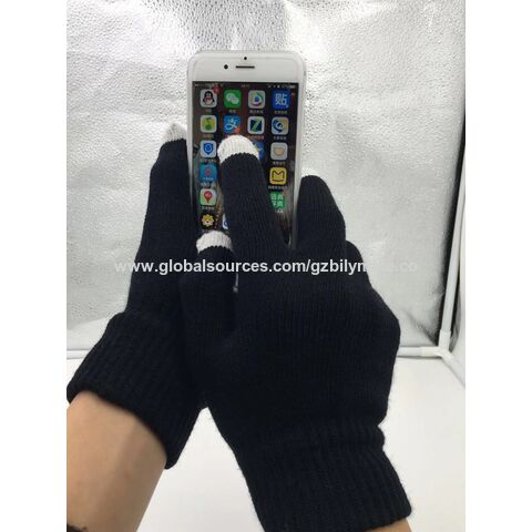 Hombre con smartphone en invierno con guantes para pantallas táctiles