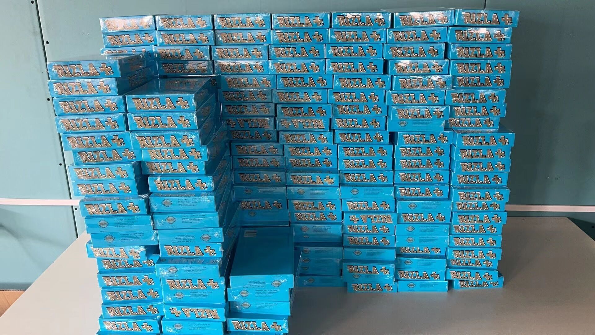 Rizla Rolling Papers Blue Small (100 Packs) for Wholesale