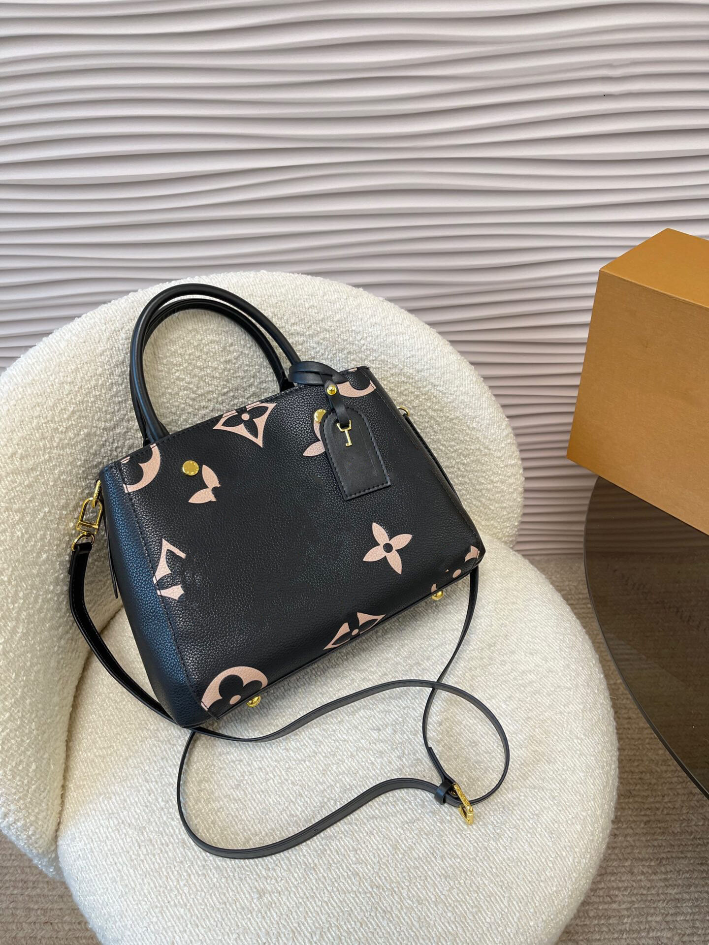 Sarah Jessica Parker Handbags Launch: The Seven Essentials | Vogue