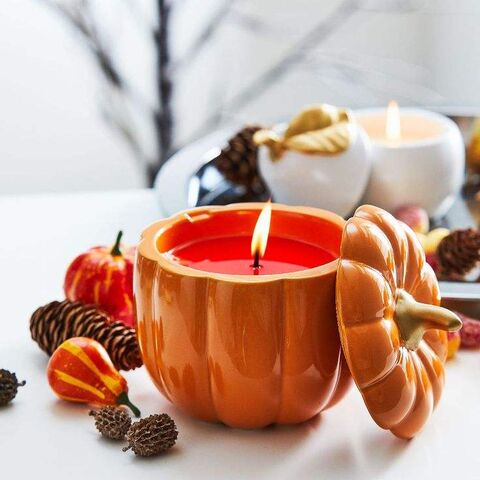 STÖRTSKÖN Scented candle in ceramic jar w lid, Berries/red, 60 hr