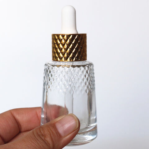 Flacon en verre avec un compte-gouttes pour les cosmétiques faits