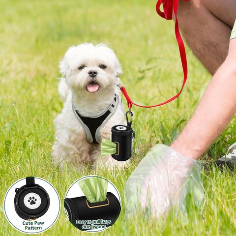 Soporte para bolsas para caca de perro con linterna LED, dispensador de  bolsas para caca de perrito para correa, bolsas de basura para mascotas  manos