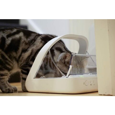 Selective pet outlet feeder