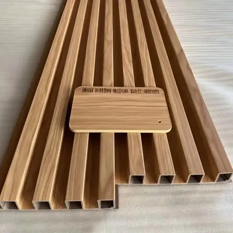 Paneles de pared acanalados de PVC WPC con vetas de madera para decoración