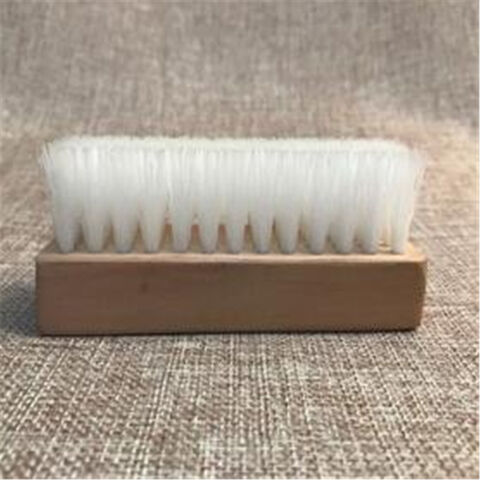 Cepillo de alta calidad para zapatos de baile, fabricado en plástico resistente.