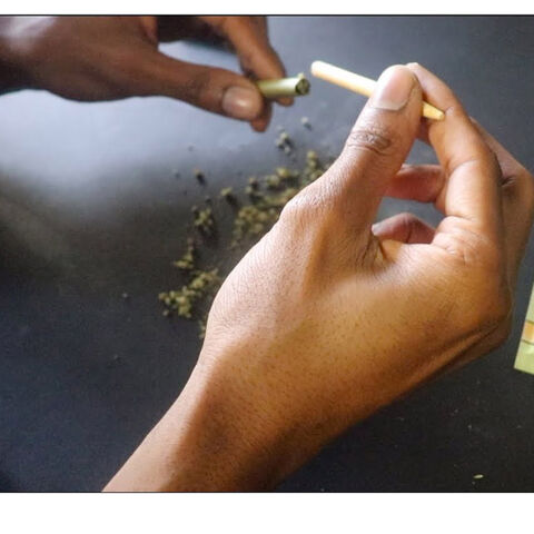 Pequeño palito de bambú grueso con logo personalizado para cigarros de hoja enrollada a mano.