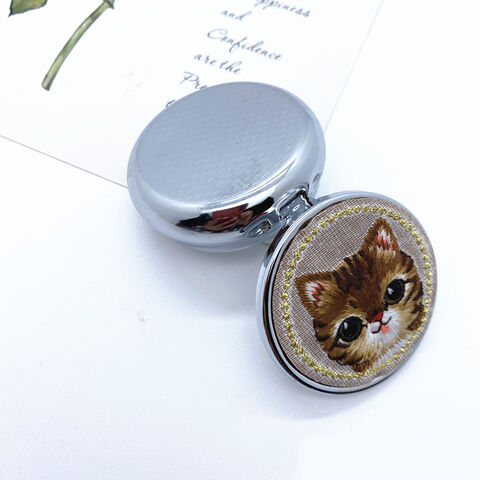 Pillendose aus Metall, Pillendose aus Metall, Pillendose mit handgestickter Applikation