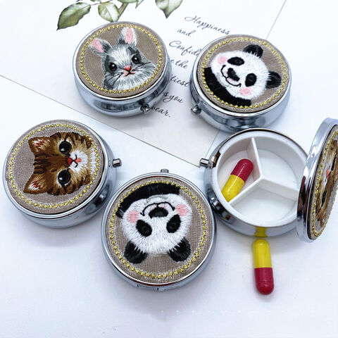 Pillendose aus Metall, Pillendose aus Metall, Pillendose mit handgestickter Applikation